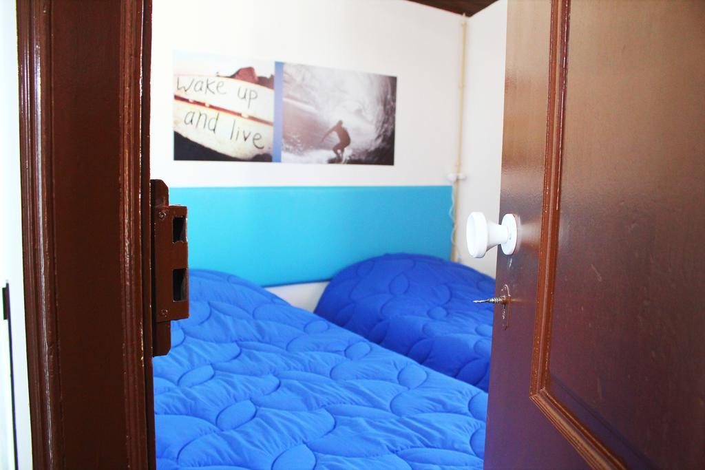 Single Fin Isurf Hostel Фигейра-да-Фош Номер фото